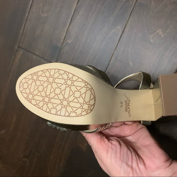 Badgley Mischka sandals size 9.5 - new , and never worn - Picture 3 of 5